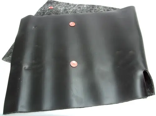 Schwarze Schallschutzhülle von Daikin mit grauem Filz, ausgestattet mit roten Druckknöpfen. Die Oberfläche ist glatt und faltig.